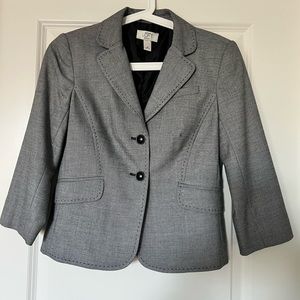 Gray 3/4 sleeves suit jacket.